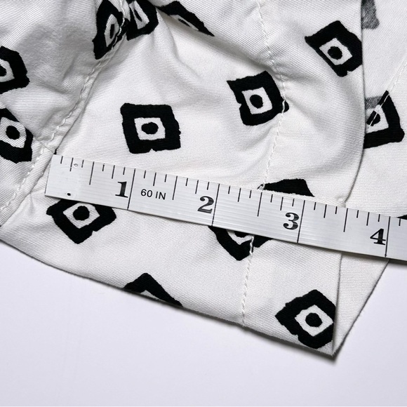 Old Navy Geometric Chino Shortie Shorts Black White Women’s 10 EUC - Picture 16 of 16